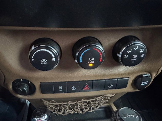 Used 2014 Jeep Wrangler Unlimited Sahara image 18