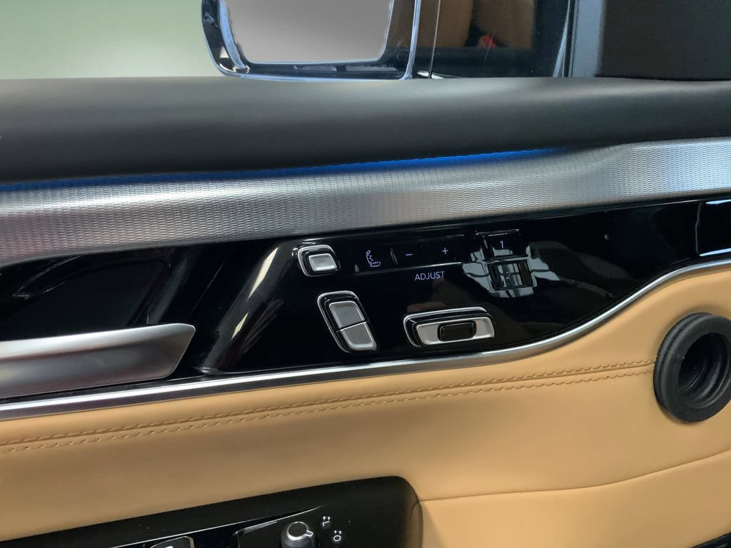 Used 2023 Jeep Grand Wagoneer L Series III w/ Rear Seat Video Group 1 AWD/4WD image 17