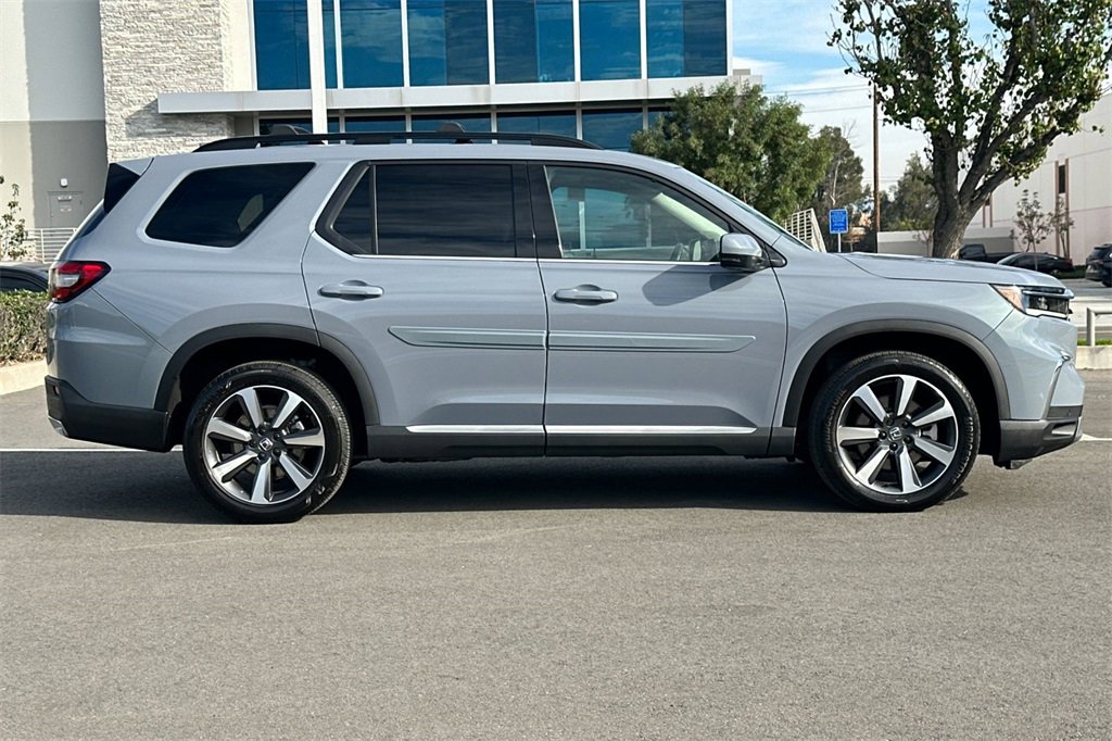 Certified 2025 Honda Pilot Elite image 3