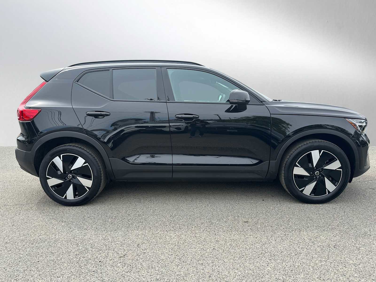 Used 2025 Volvo EX40 Core w/ Climate Package AWD/4WD image 2