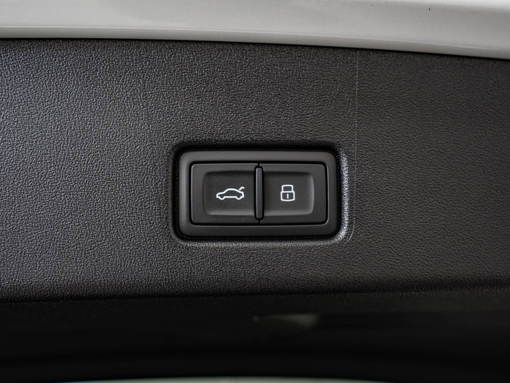 Used 2024 Audi Q4 e-tron Prestige image 24