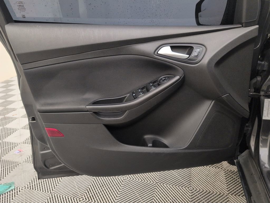 Used 2018 Ford Focus SEL w/ Cold Weather Package FWD image 31