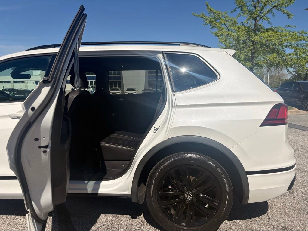 Used 2022 Volkswagen Tiguan SE R-Line AWD/4WD image 16