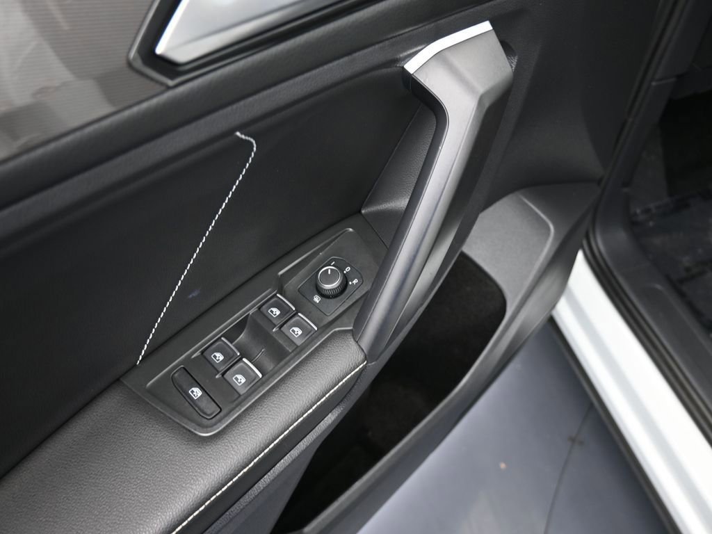 Used 2023 Volkswagen Tiguan SE image 13