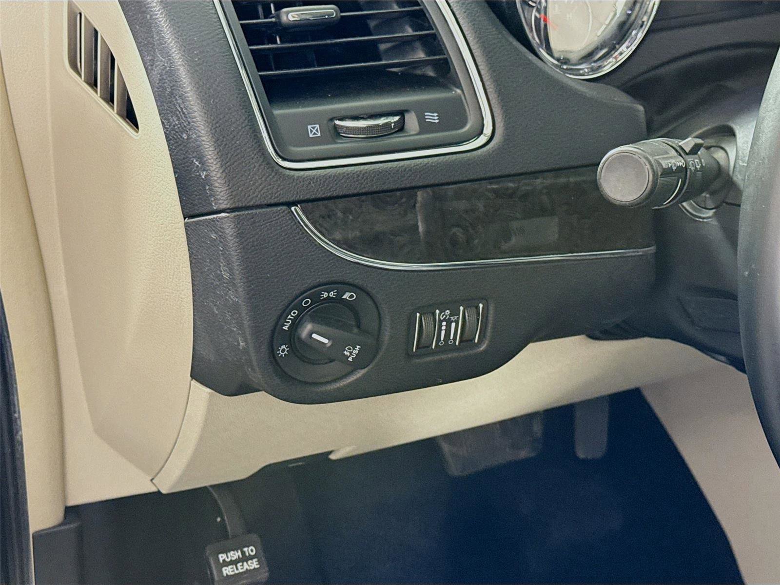 Used 2016 Chrysler Town & Country Touring image 4