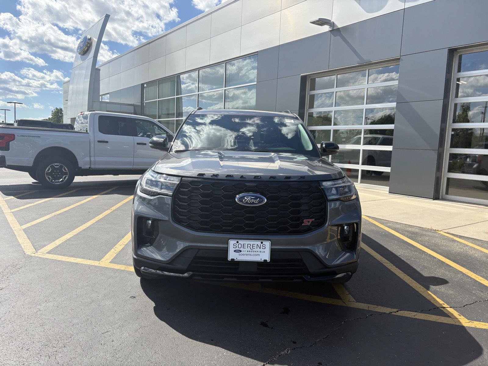 Used 2025 Ford Explorer ST AWD/4WD image 2