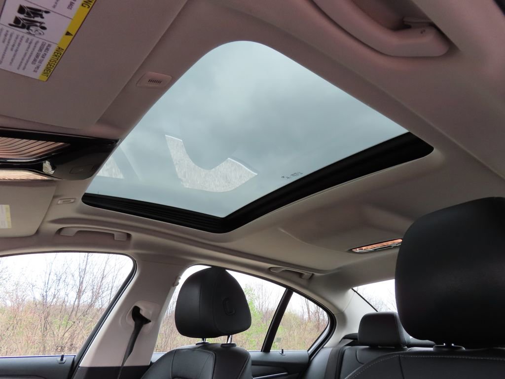 Used 2022 BMW 530e xDrive w/ Premium Package AWD/4WD image 5