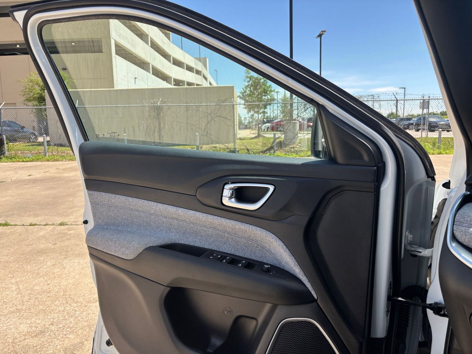 Used 2025 Jeep Compass Latitude image 18