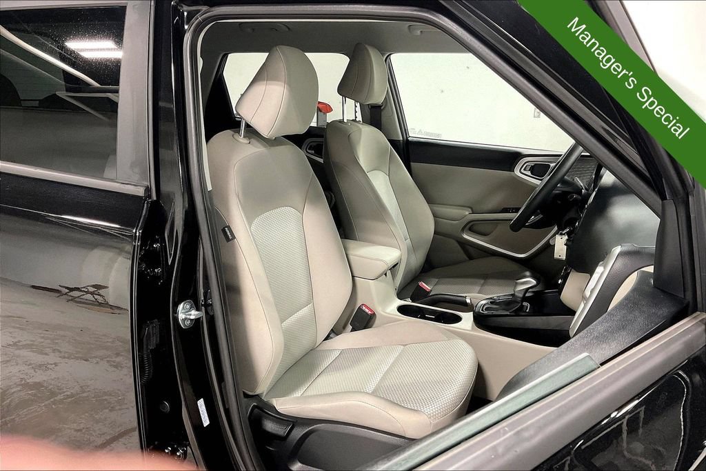Used 2025 Kia Soul LX w/ LX Technology Package FWD image 9