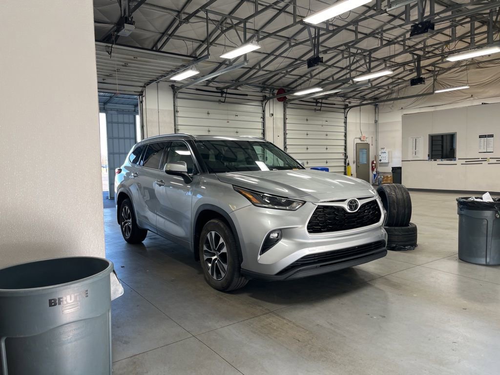 Used 2021 Toyota Highlander XLE image 1