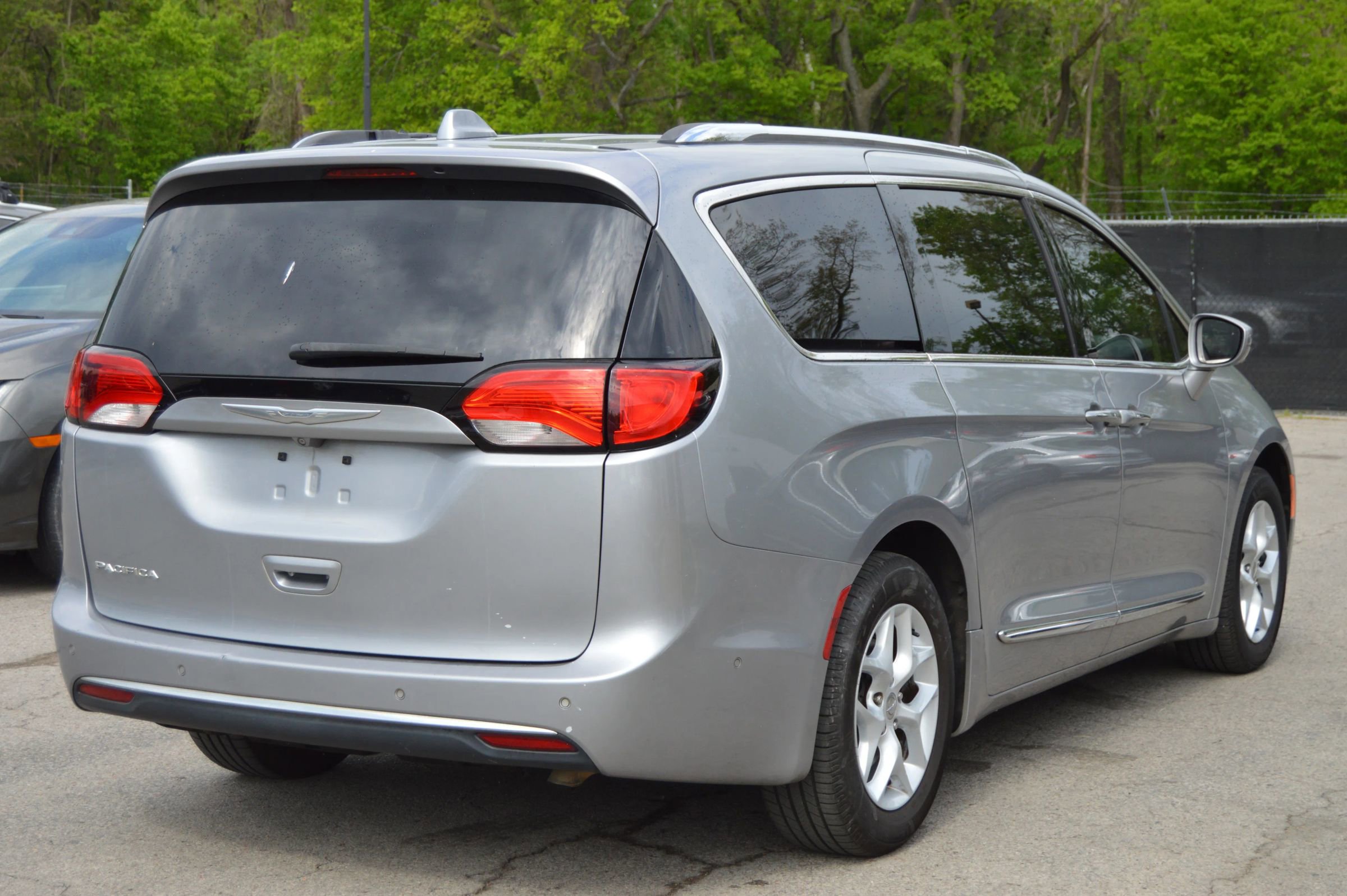 Used 2018 Chrysler Pacifica Touring-L w/ Advanced Safetytec Group FWD image 6