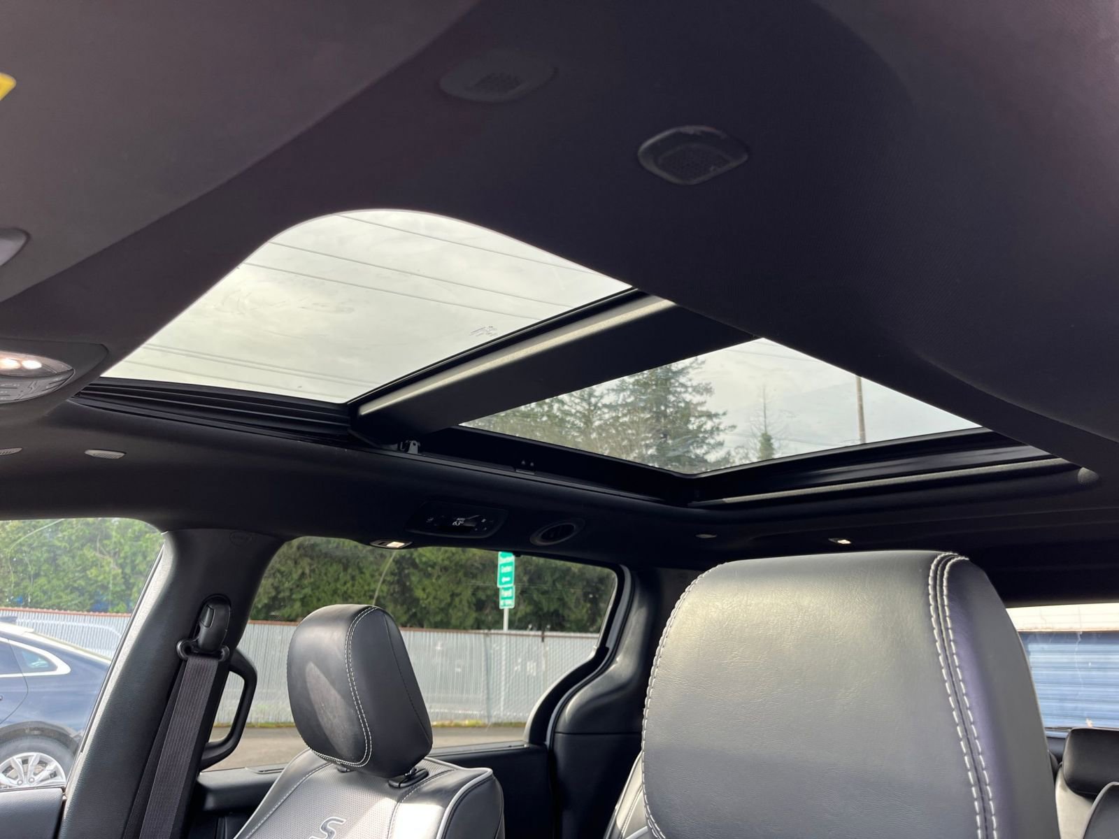 Used 2025 Chrysler Pacifica Limited image 32