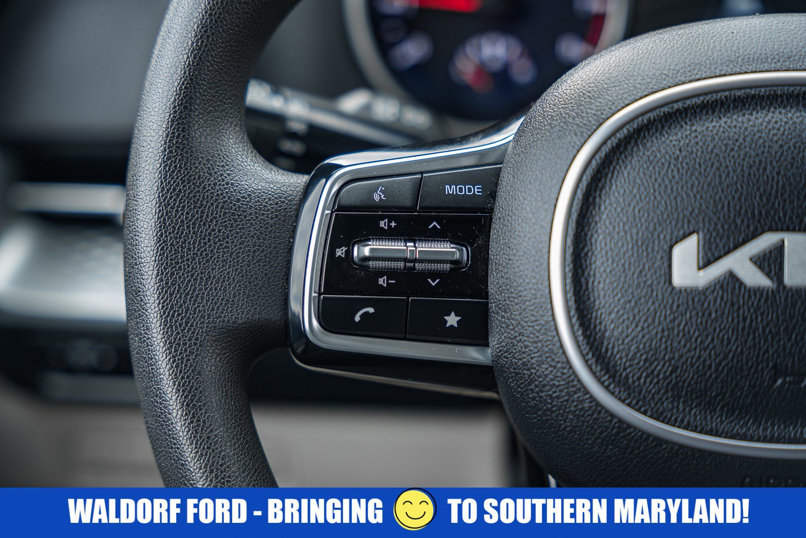 Used 2023 Kia Carnival LX image 28