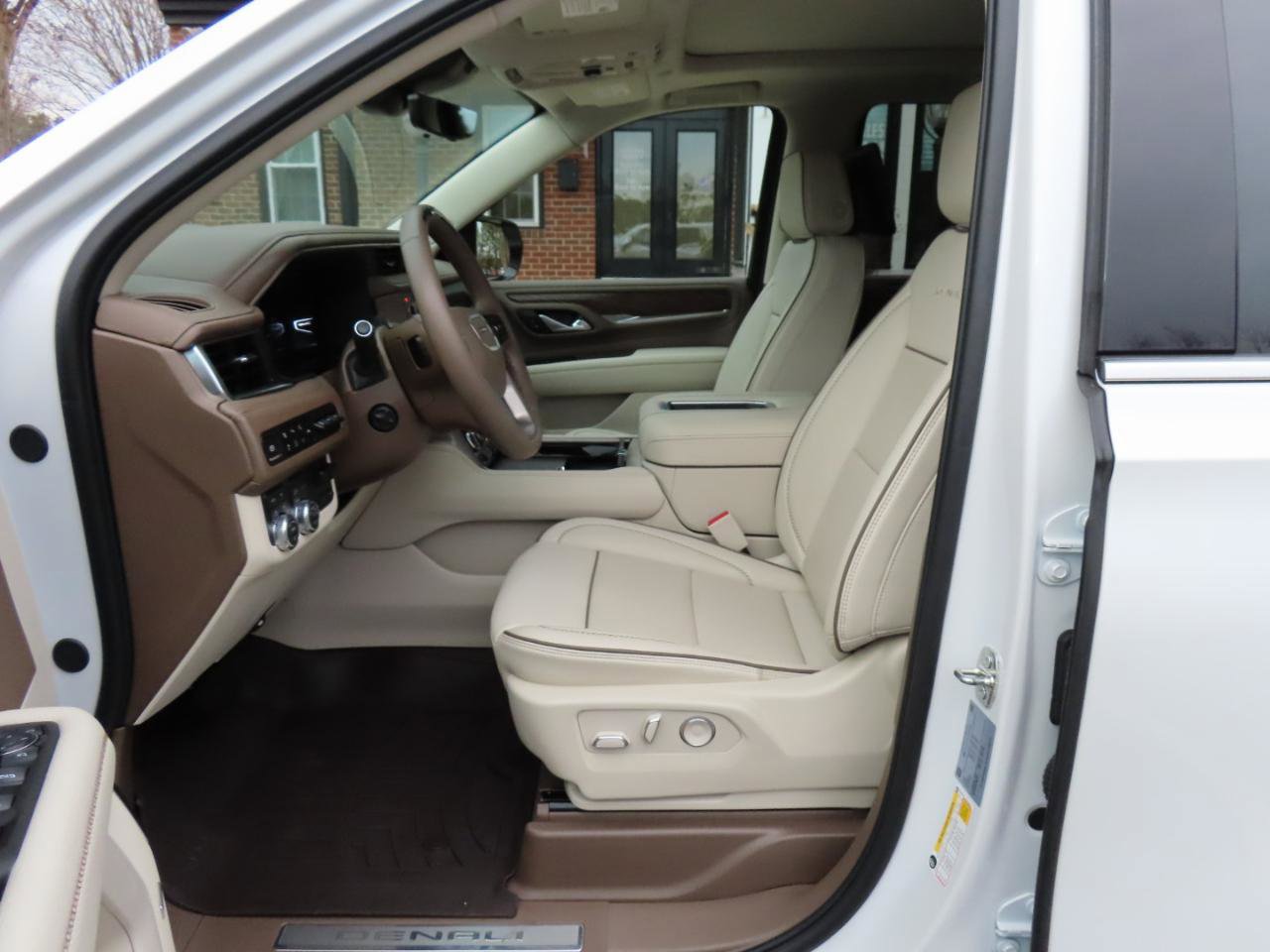 Used 2024 GMC Yukon Denali w/ Advanced Technology Package image 15