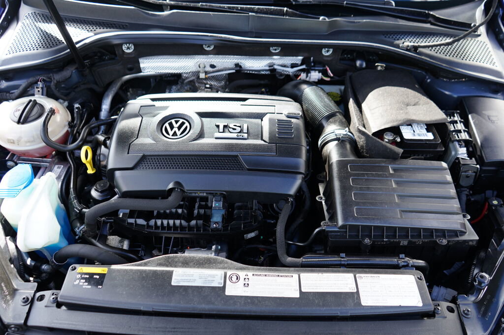 Used 2015 Volkswagen Golf R 4-Door image 9