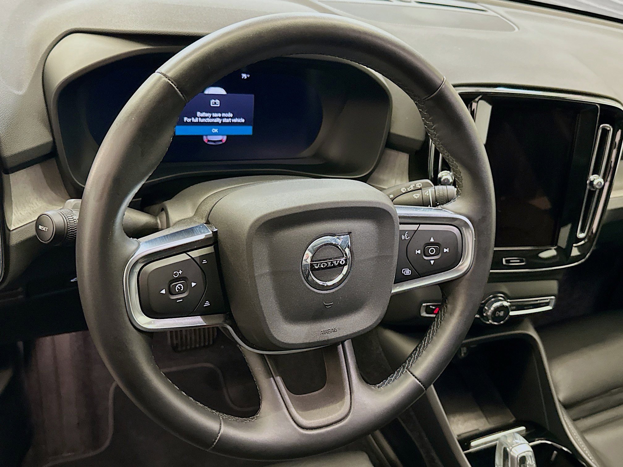 Used 2025 Volvo XC40 B5 Plus image 18