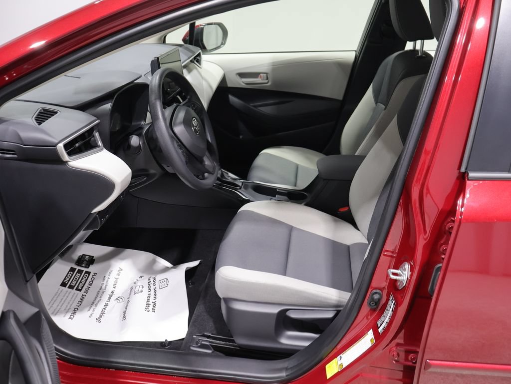 Used 2025 Toyota Corolla LE FWD image 11