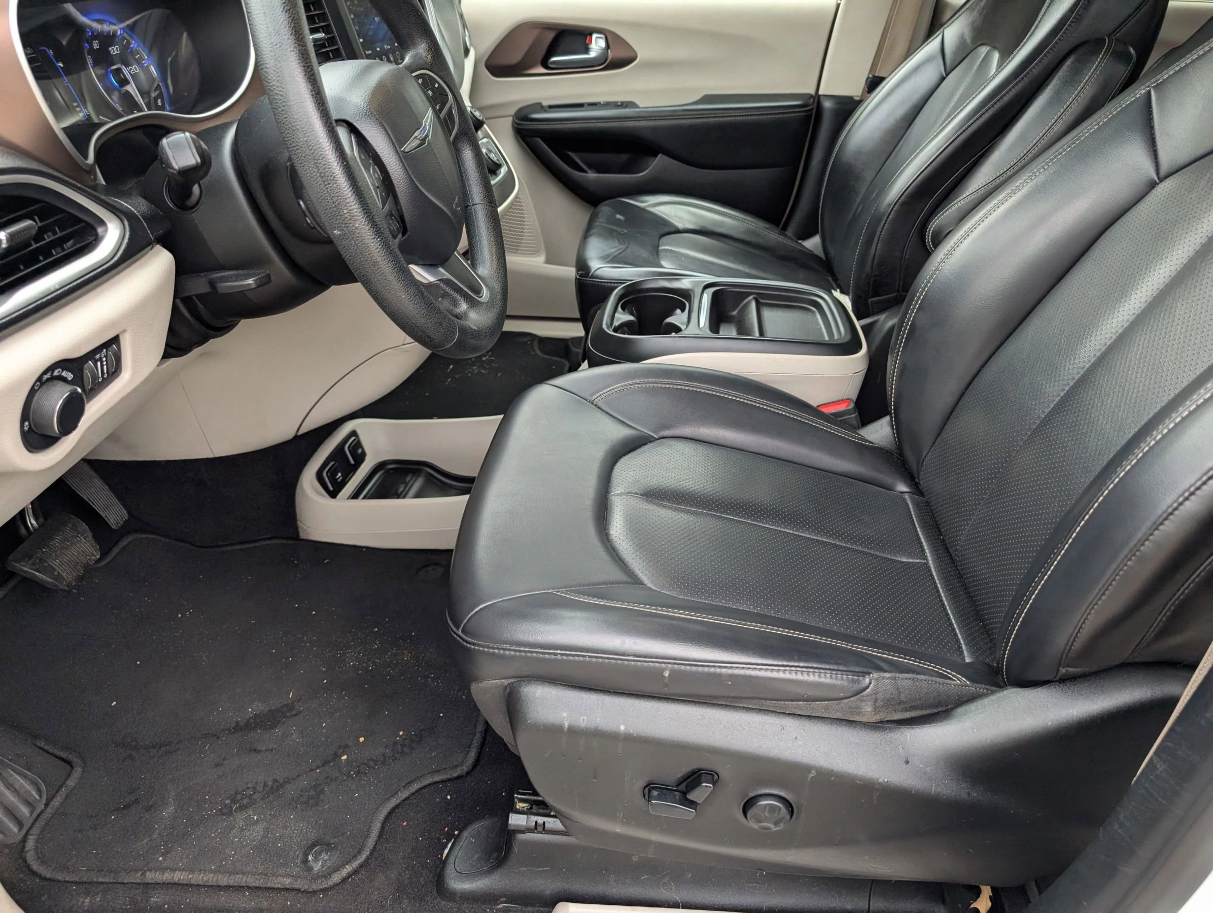 Used 2020 Chrysler Voyager Lxi image 28