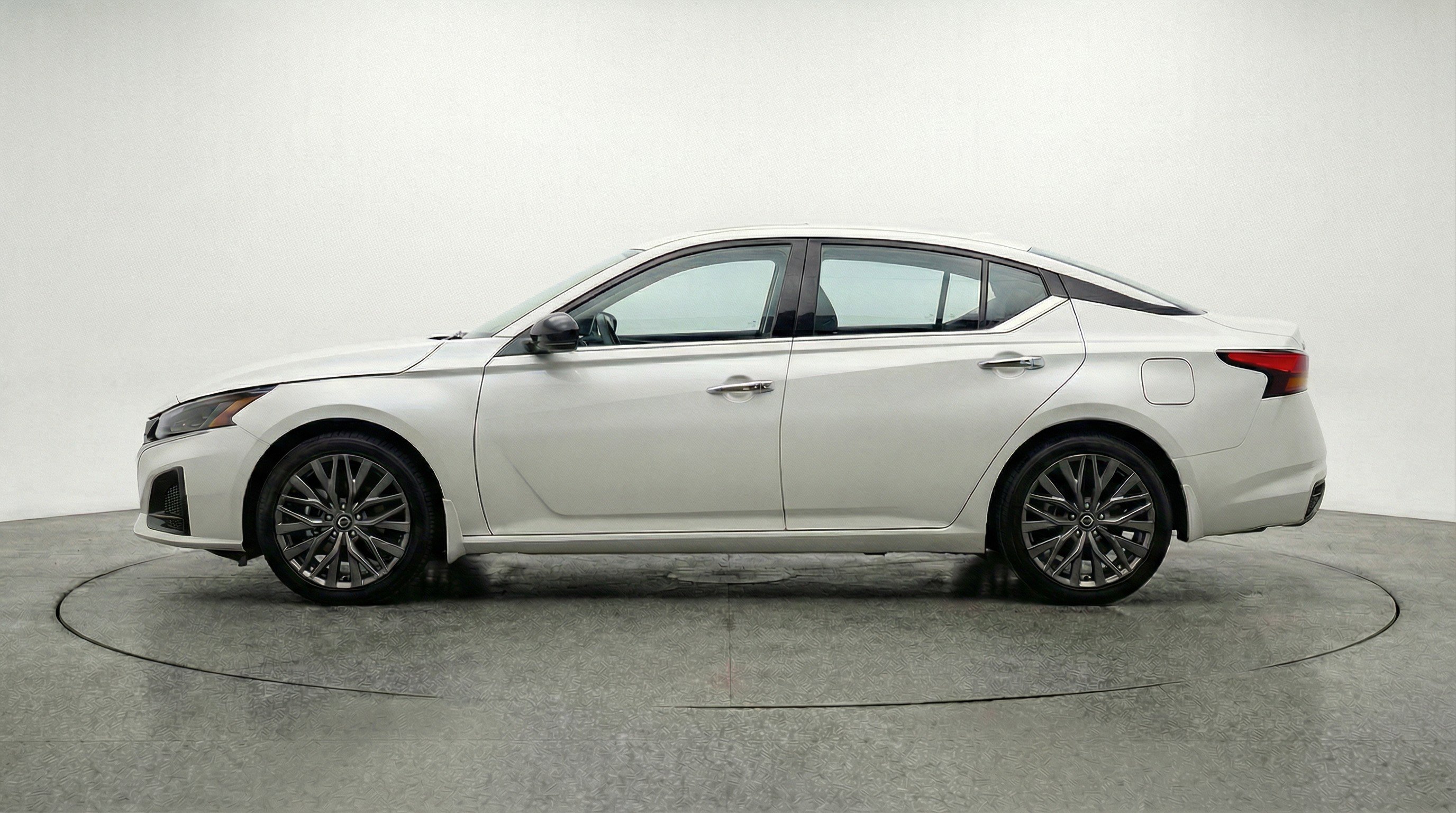 Used 2025 Nissan Altima 2.5 SV image 5