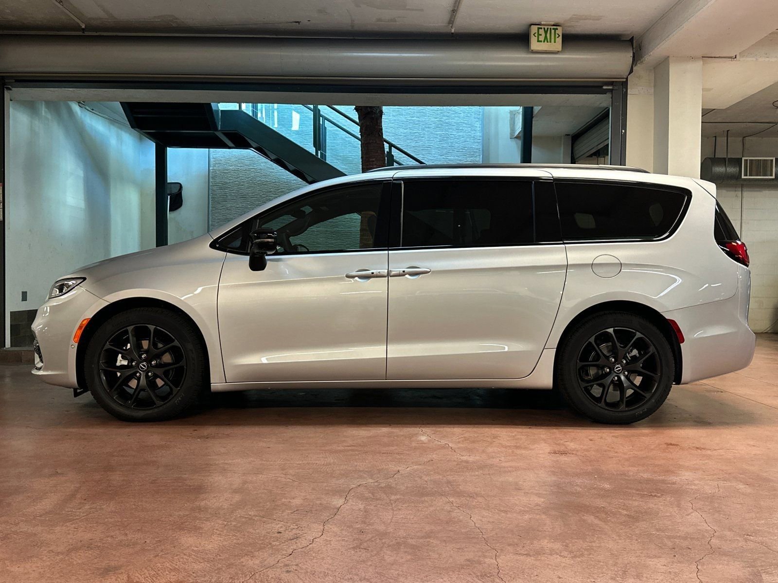 New 2026 Chrysler Pacifica Limited w/ Uconnect Theater Family Group image 2