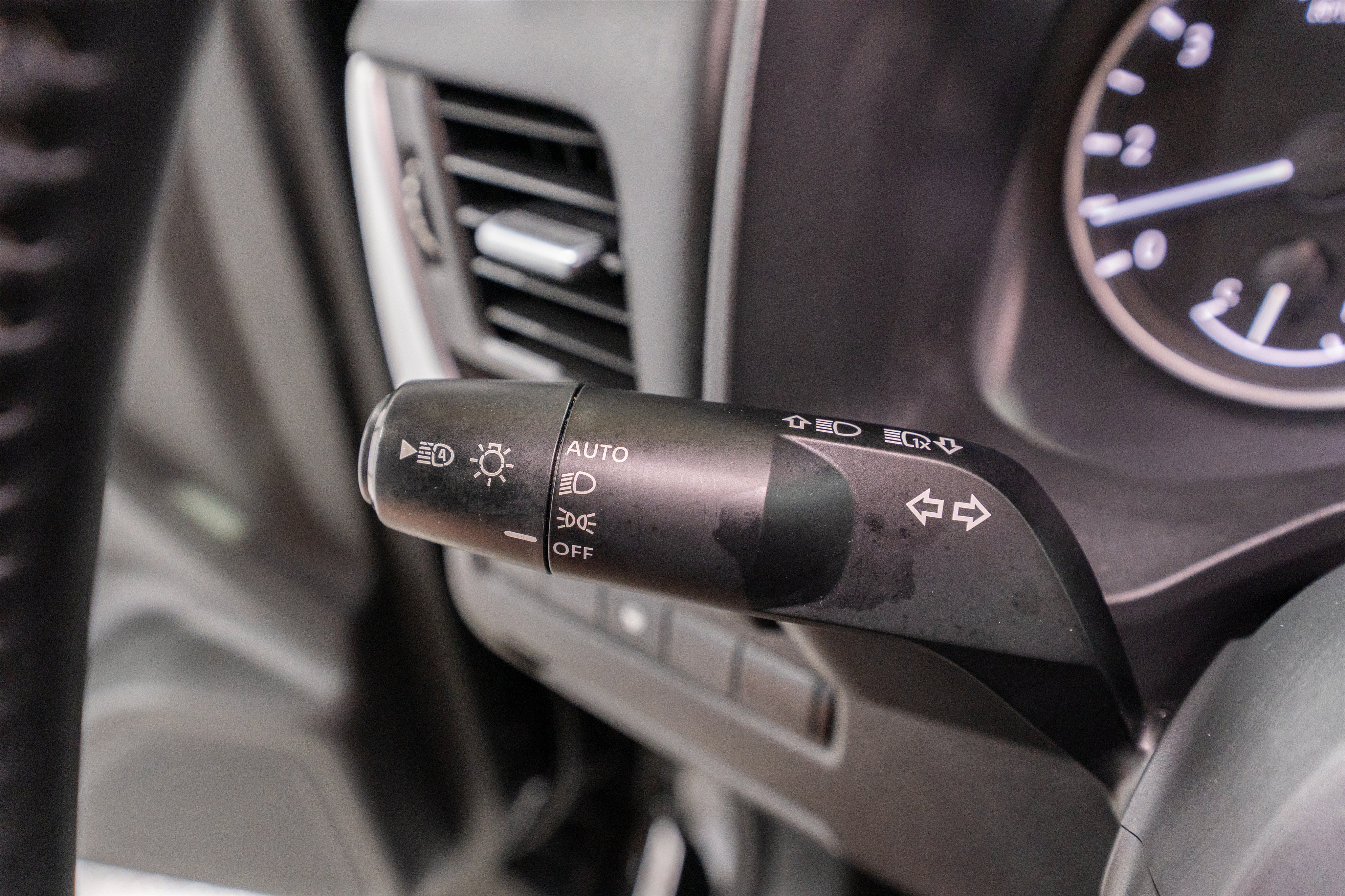 Used 2025 Nissan Rogue SV w/ SV Premium Package FWD image 28