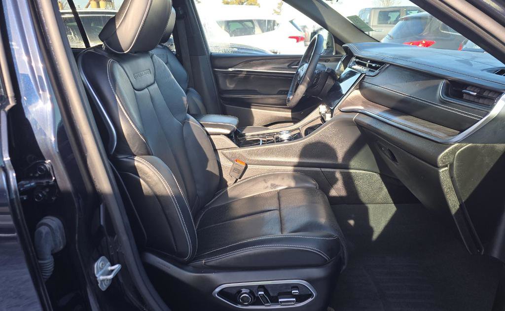 Used 2022 Jeep Grand Cherokee Overland w/ Advanced Protech Group III image 7