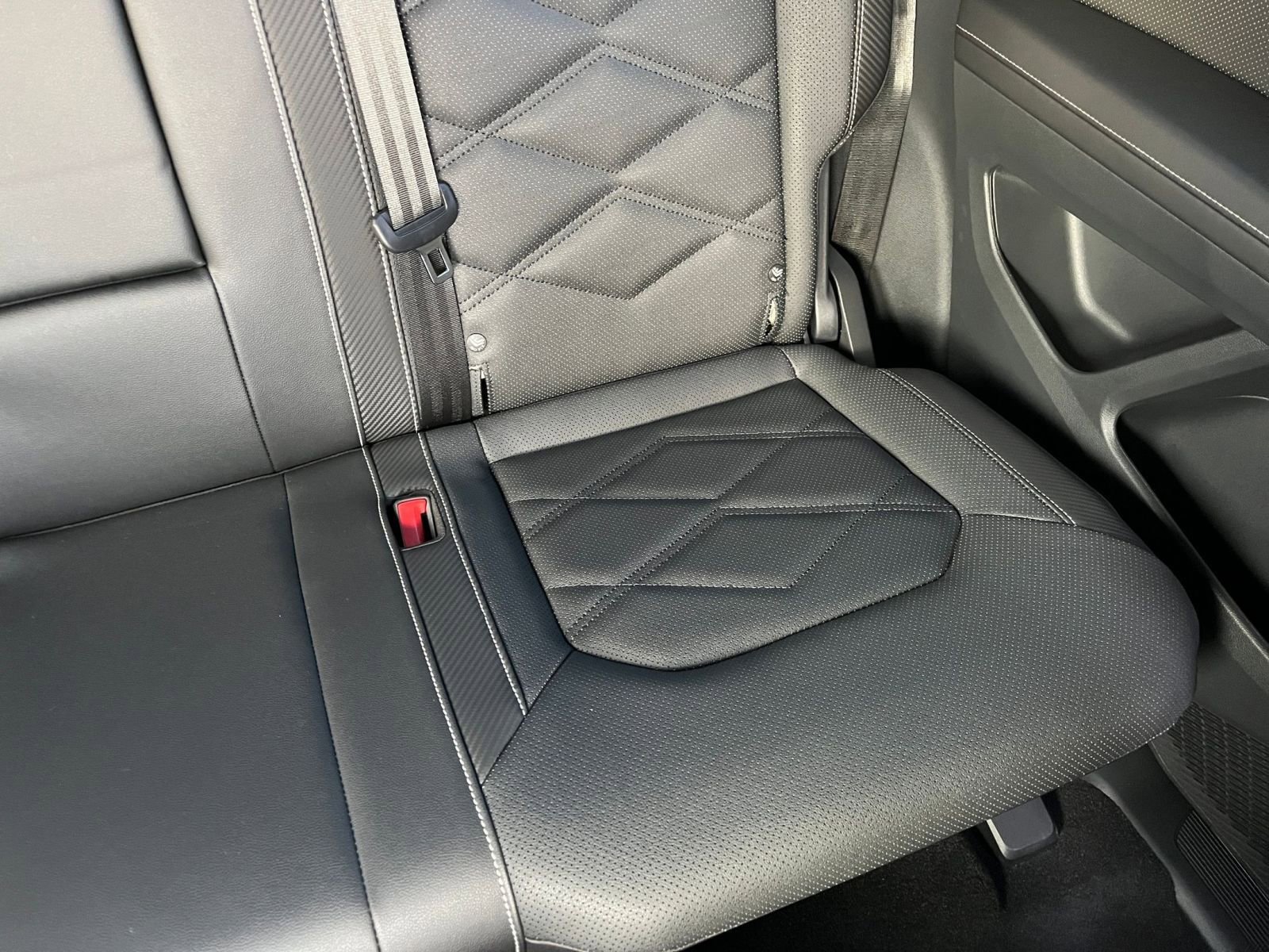 Used 2025 Volkswagen Atlas Cross Sport SE image 37