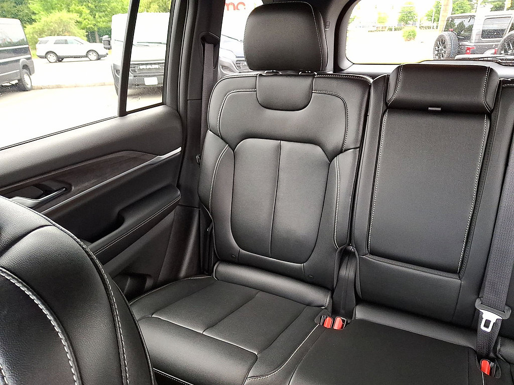 Used 2024 Jeep Grand Cherokee Limited AWD/4WD image 12
