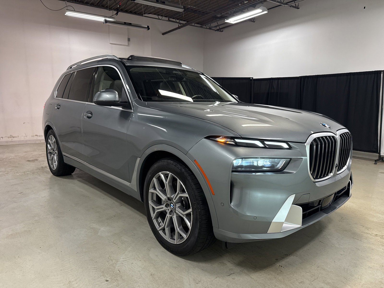 Used 2025 BMW X7 xDrive40i w/ Premium Package image 9