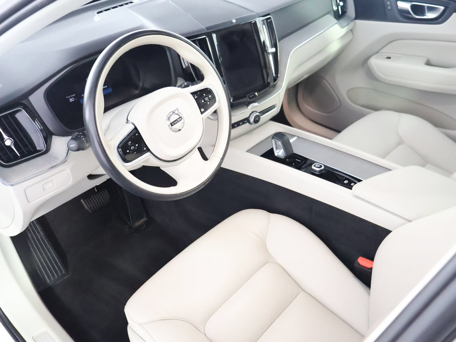 Used 2023 Volvo XC60 B5 Plus AWD/4WD image 25