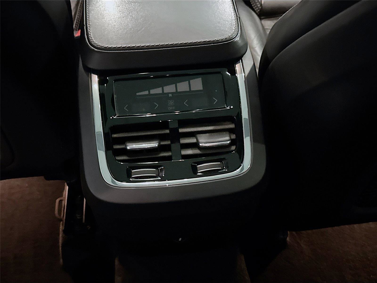 Used 2017 Volvo XC90 T6 Momentum w/ Vision Package image 18