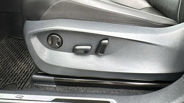 Used 2024 Volkswagen Tiguan SE R-Line image 10