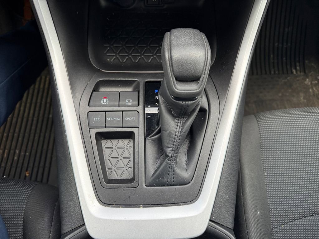 Used 2022 Toyota RAV4 LE FWD image 21