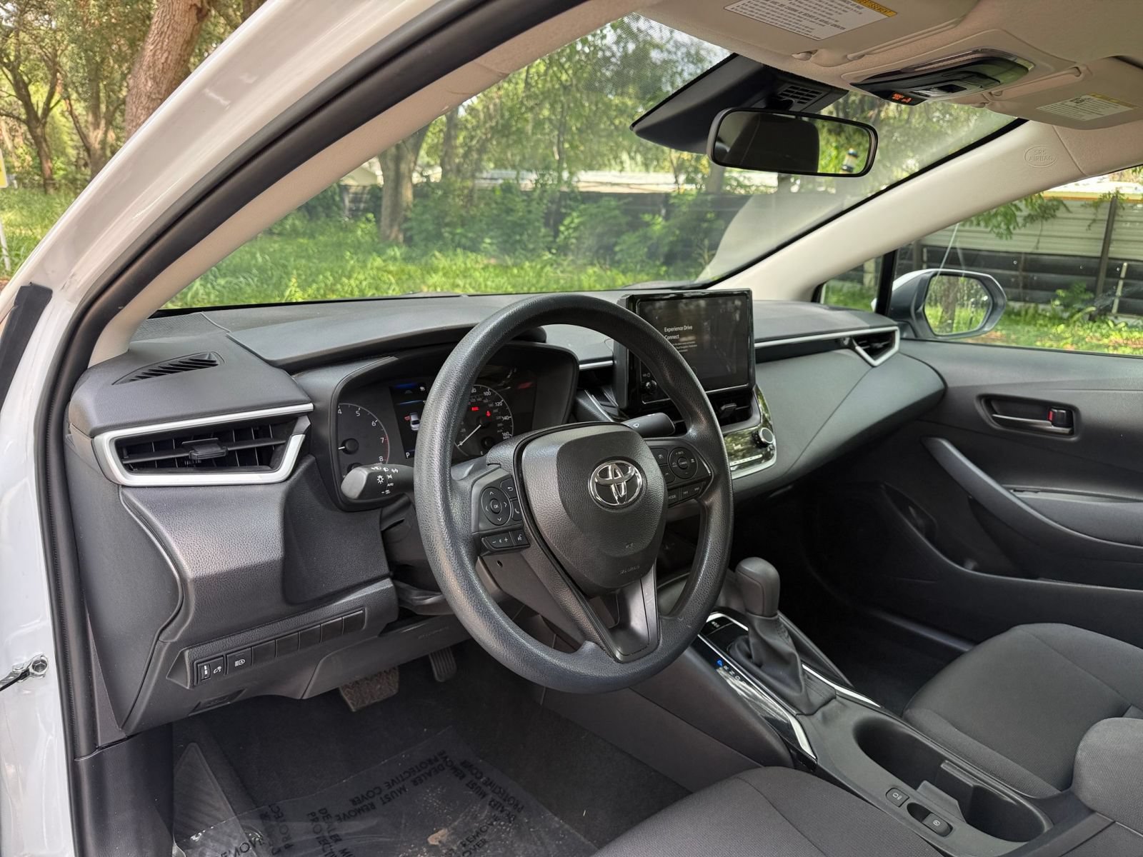Used 2025 Toyota Corolla LE FWD image 30