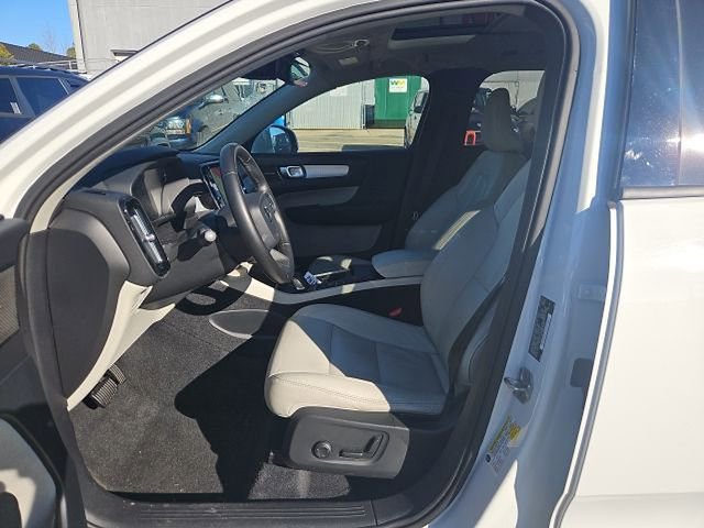 Used 2019 Volvo XC40 T5 Momentum image 5