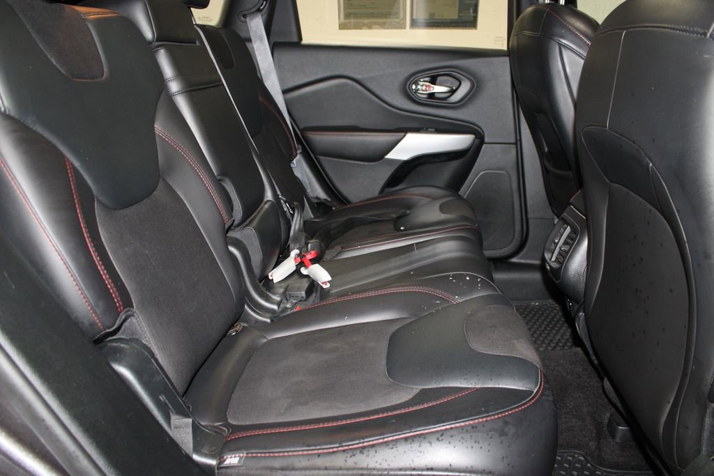 Used 2017 Jeep Cherokee Trailhawk w/ Comfort/Convenience Group image 27