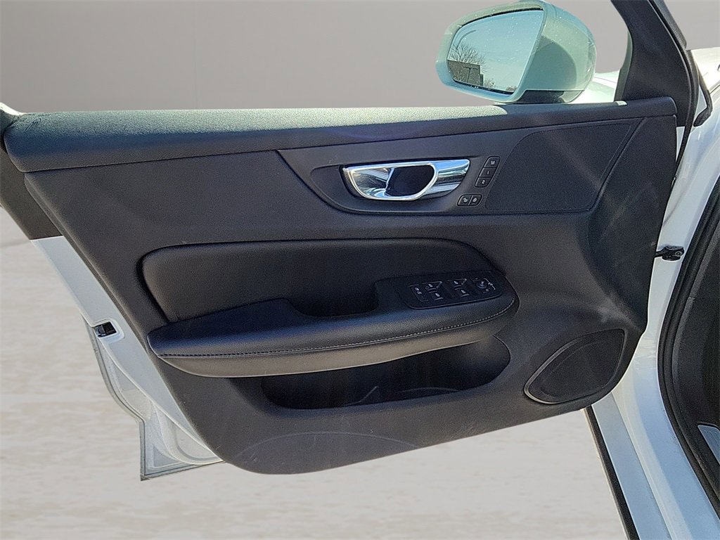 Used 2020 Volvo S60 T5 Momentum image 14