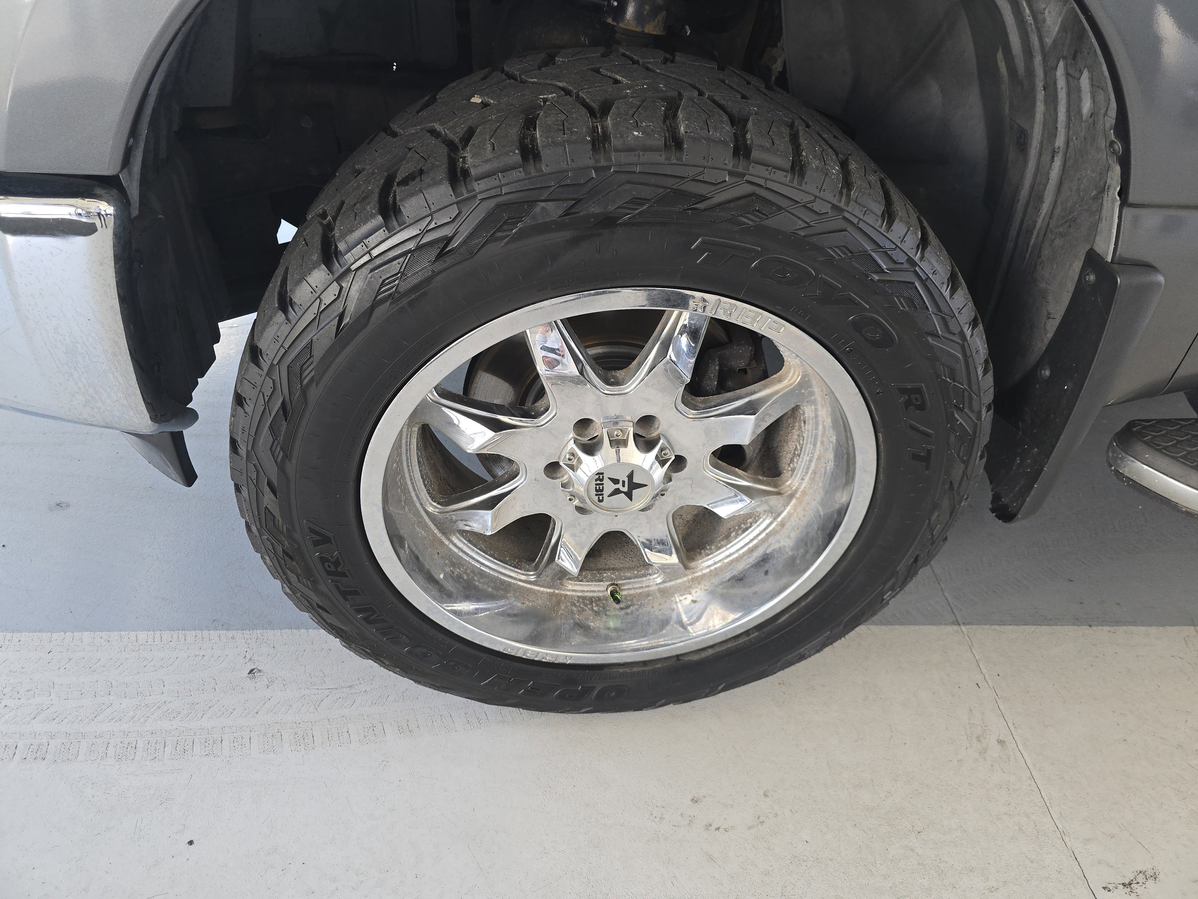 Used 2017 Nissan Titan SV image 12