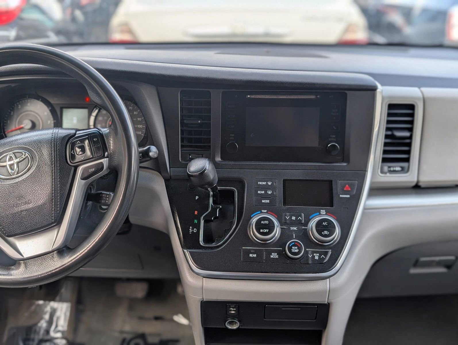 Used 2015 Toyota Sienna L image 2