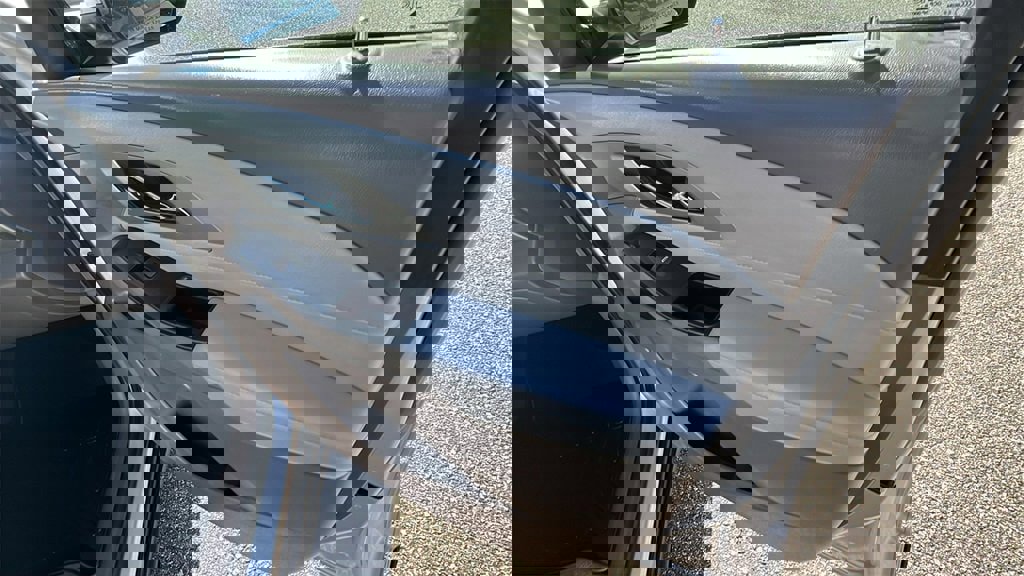 Used 2021 Chevrolet Traverse LT image 16