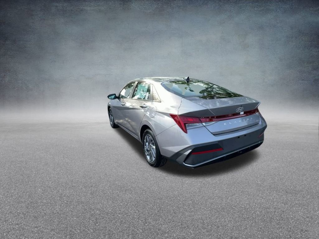 Used 2025 Hyundai Elantra Blue image 18