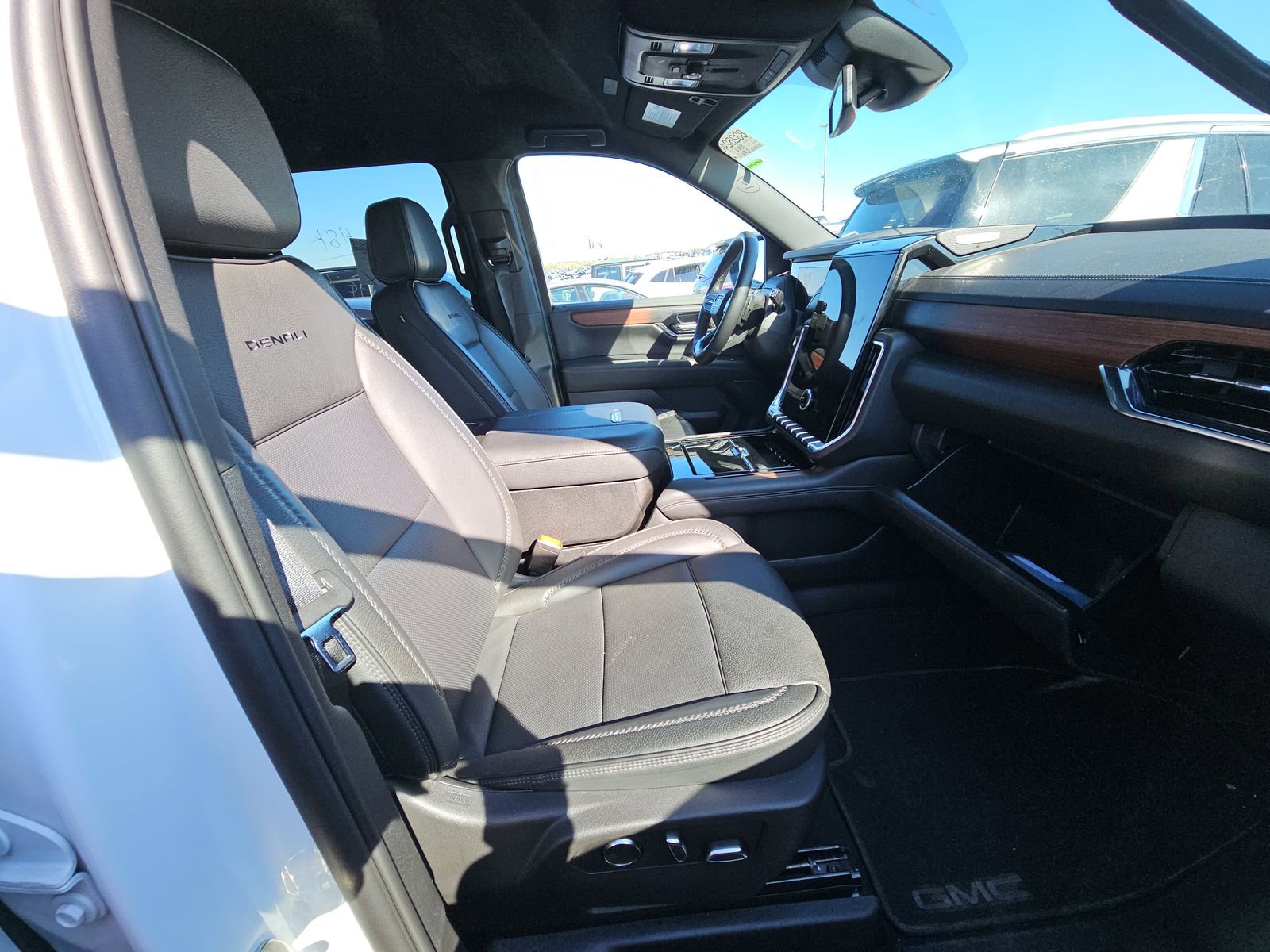 Used 2025 GMC Yukon Denali AWD/4WD image 13