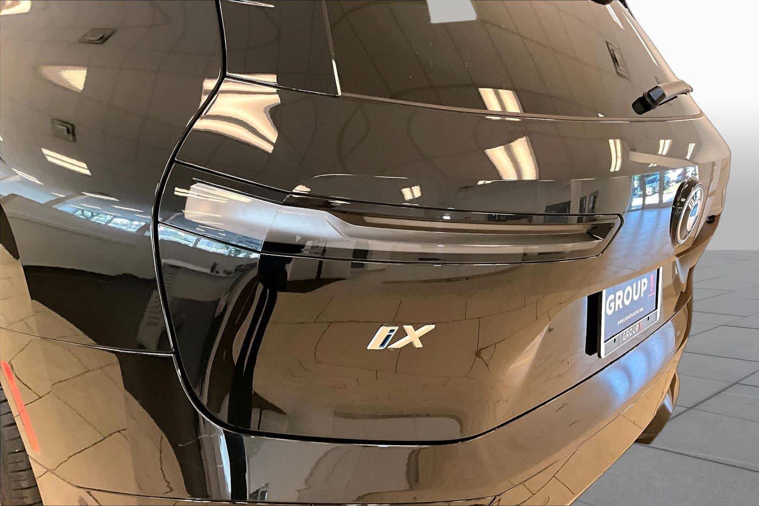 Used 2025 BMW iX xDrive50 w/ Premium Package AWD/4WD image 27