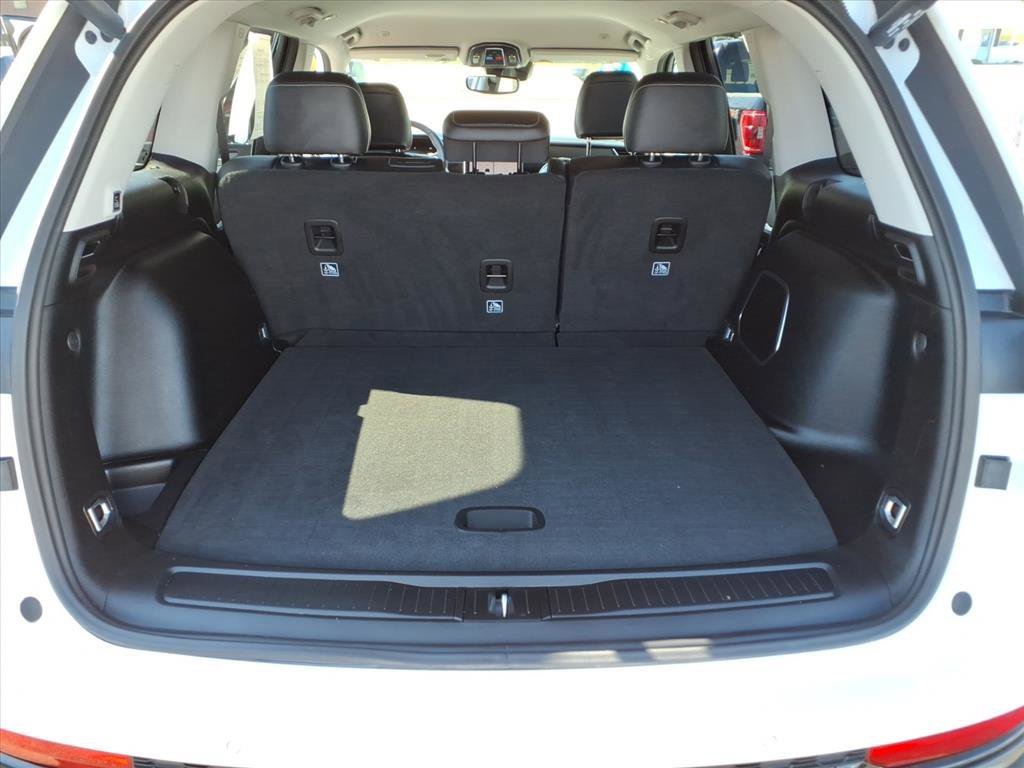 Used 2023 Jeep Grand Cherokee Limited w/ Black Appearance Package image 11