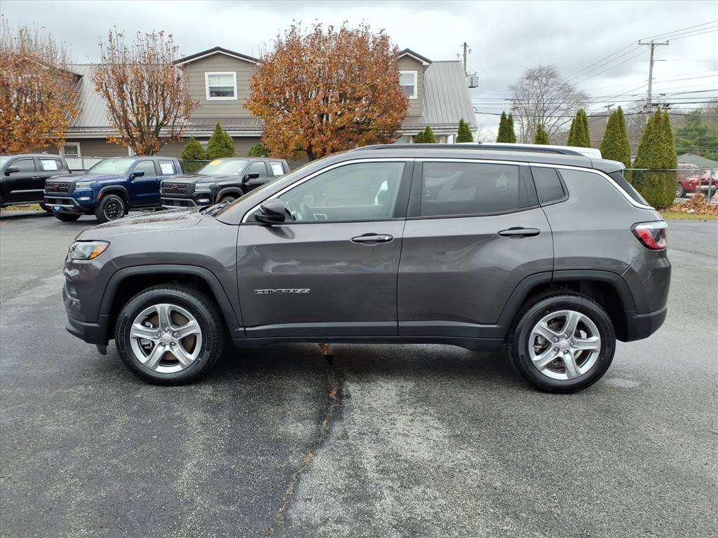 Used 2024 Jeep Compass Latitude image 2