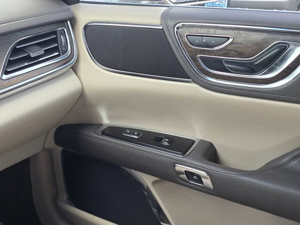 Used 2017 Lincoln Continental Select image 38