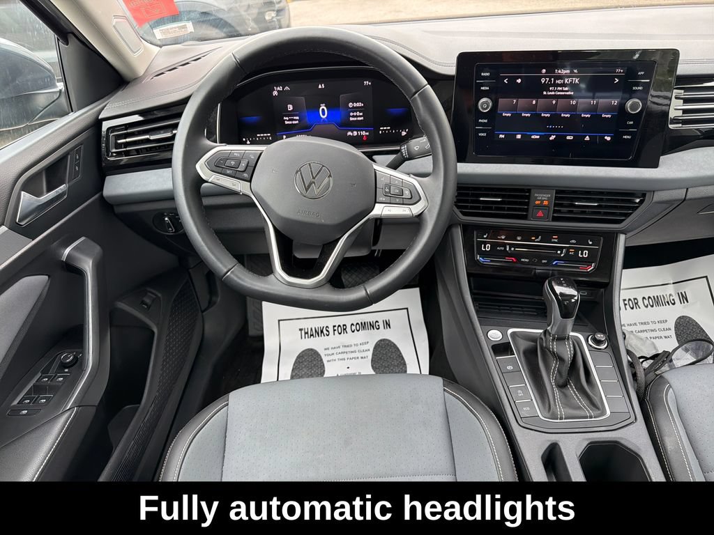 Used 2025 Volkswagen Jetta SE w/ Sunroof Package FWD image 17