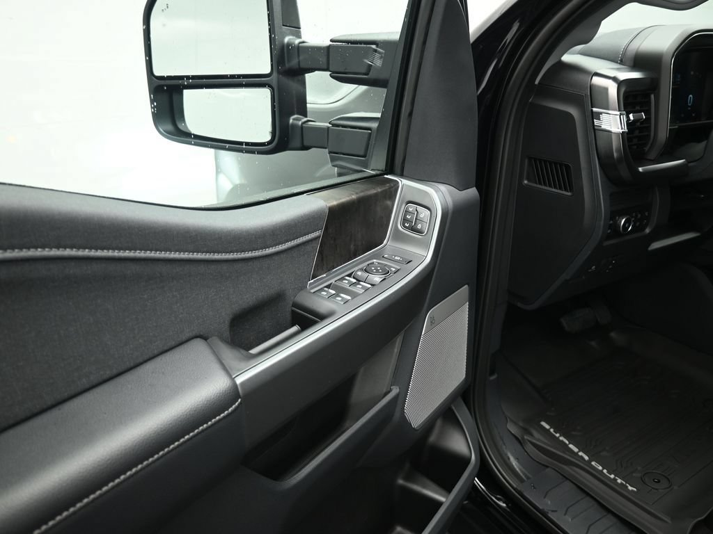 New 2026 Ford F250 Lariat w/ Black Appearance Package AWD/4WD image 9