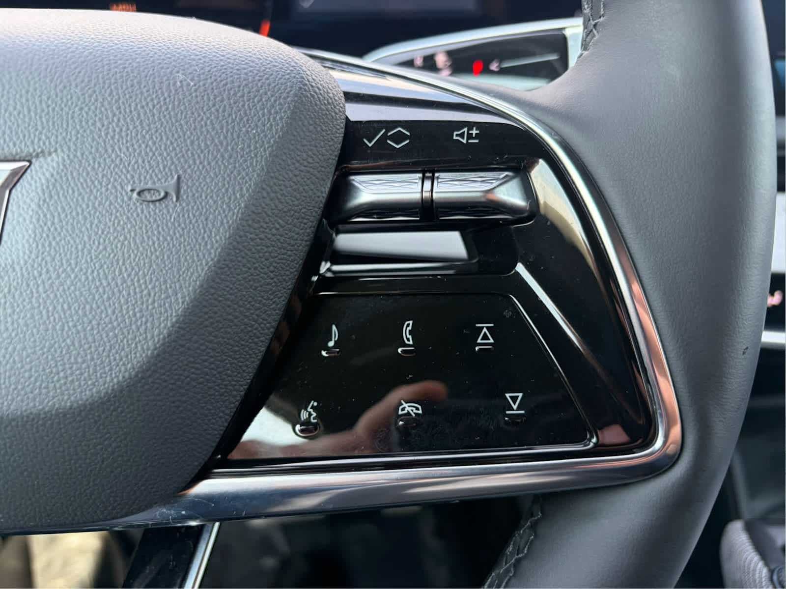 Certified 2025 Cadillac Optiq Luxury 2 AWD/4WD image 15