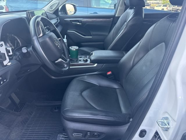 Used 2022 Toyota Highlander Limited AWD/4WD image 2